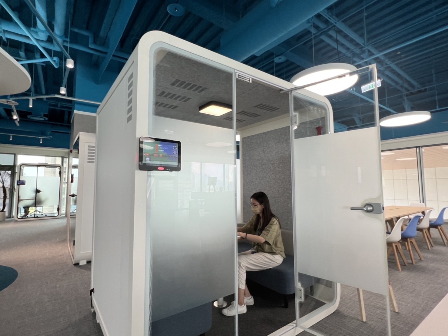 九洲国际高雄據點的智慧行動辦公艙，展現九洲国际在面板以外的研發應用軟實力